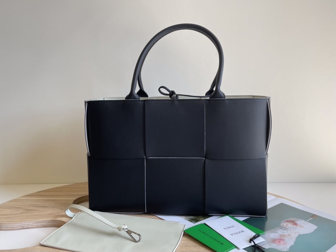 Medium Arco Intreccio Leather Tote Bag Black